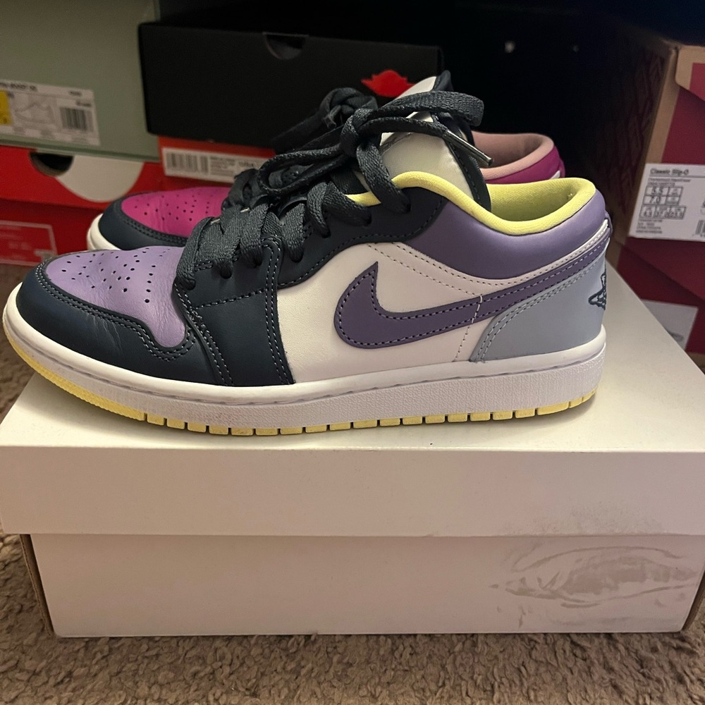 Women Jordan 1 mismatch